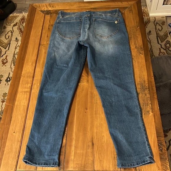 Democracy Jeans - Picture 2 of 6